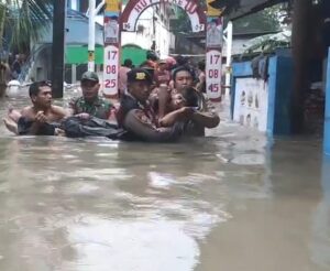 Brimob Polda Metro Jaya mendirikan dapur lapangan di lokasi banjir Cakung Jakarta Timur.