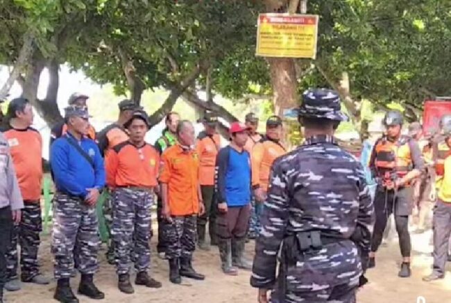 Tim Gabungan Gelar Apel Hari Kedua Pencarian Nelayan yang Terseret Ombak di Pantai Balekambang