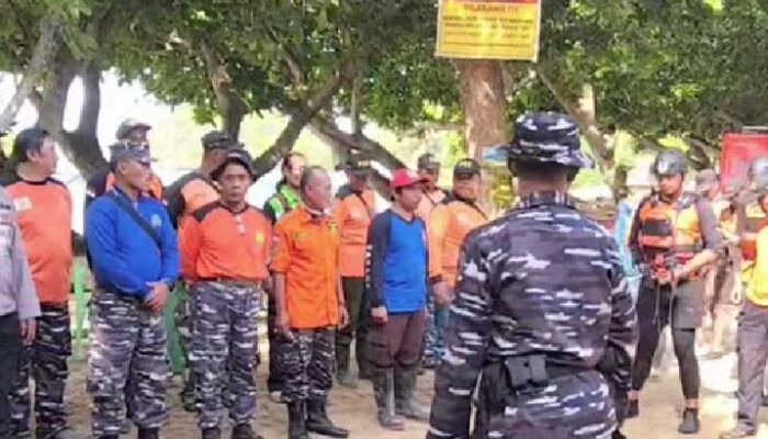 Tim Gabungan Gelar Apel Hari Kedua Pencarian Nelayan yang Terseret Ombak di Pantai Balekambang
