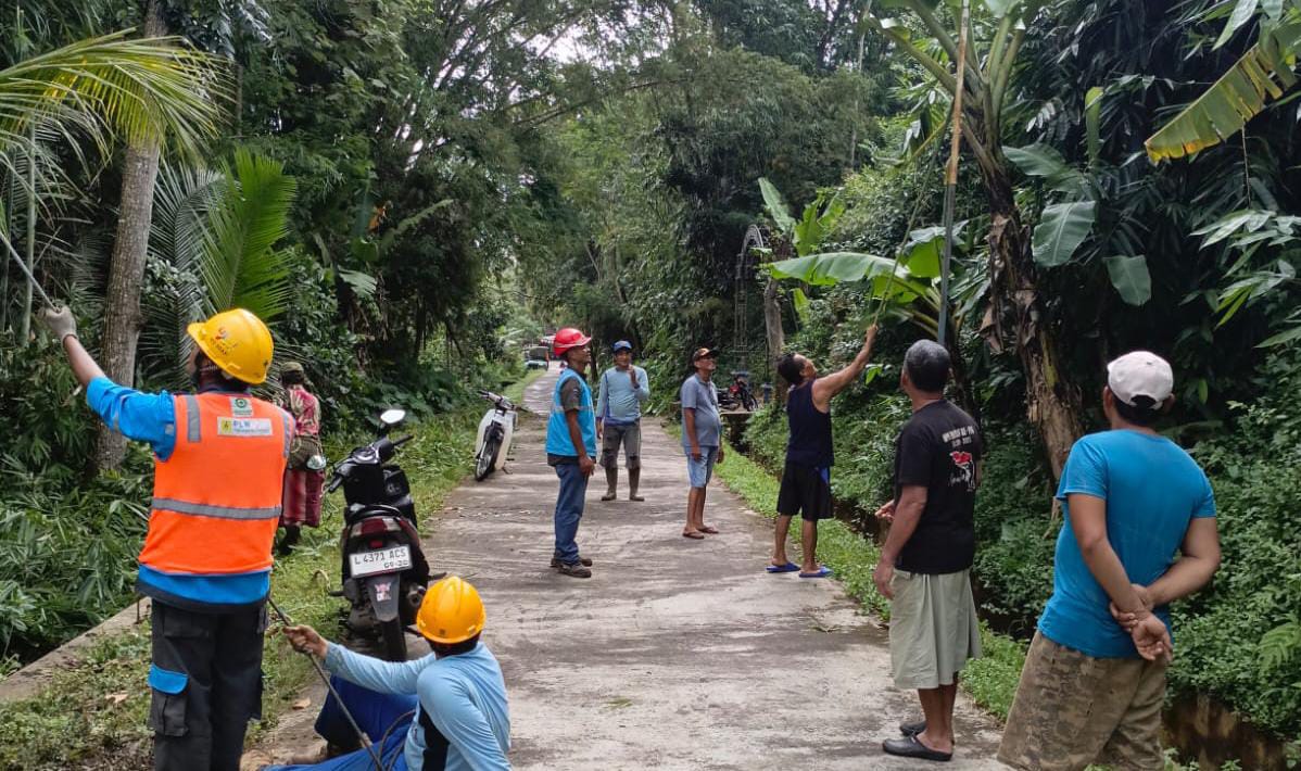 Perbaikan tiang listrik miring di Karangsari Gondanglegi